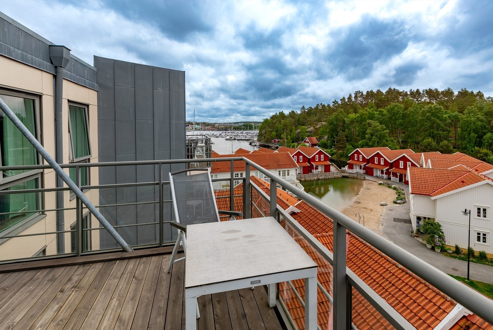 Veranda med utsikt mot Strømstad og kanalen Galleribilde