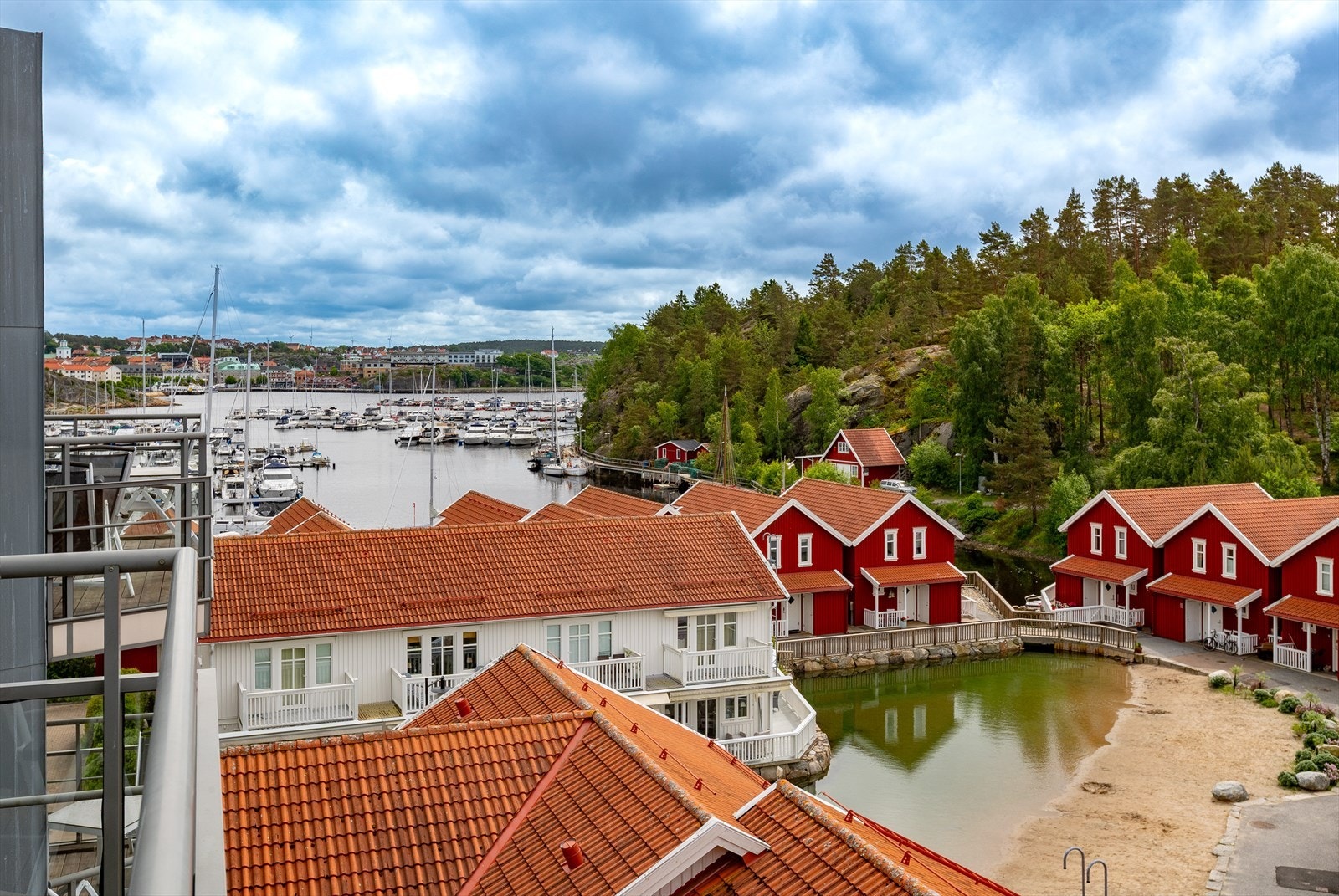 Utsikt fra veranda mot sjøen Galleribilde
