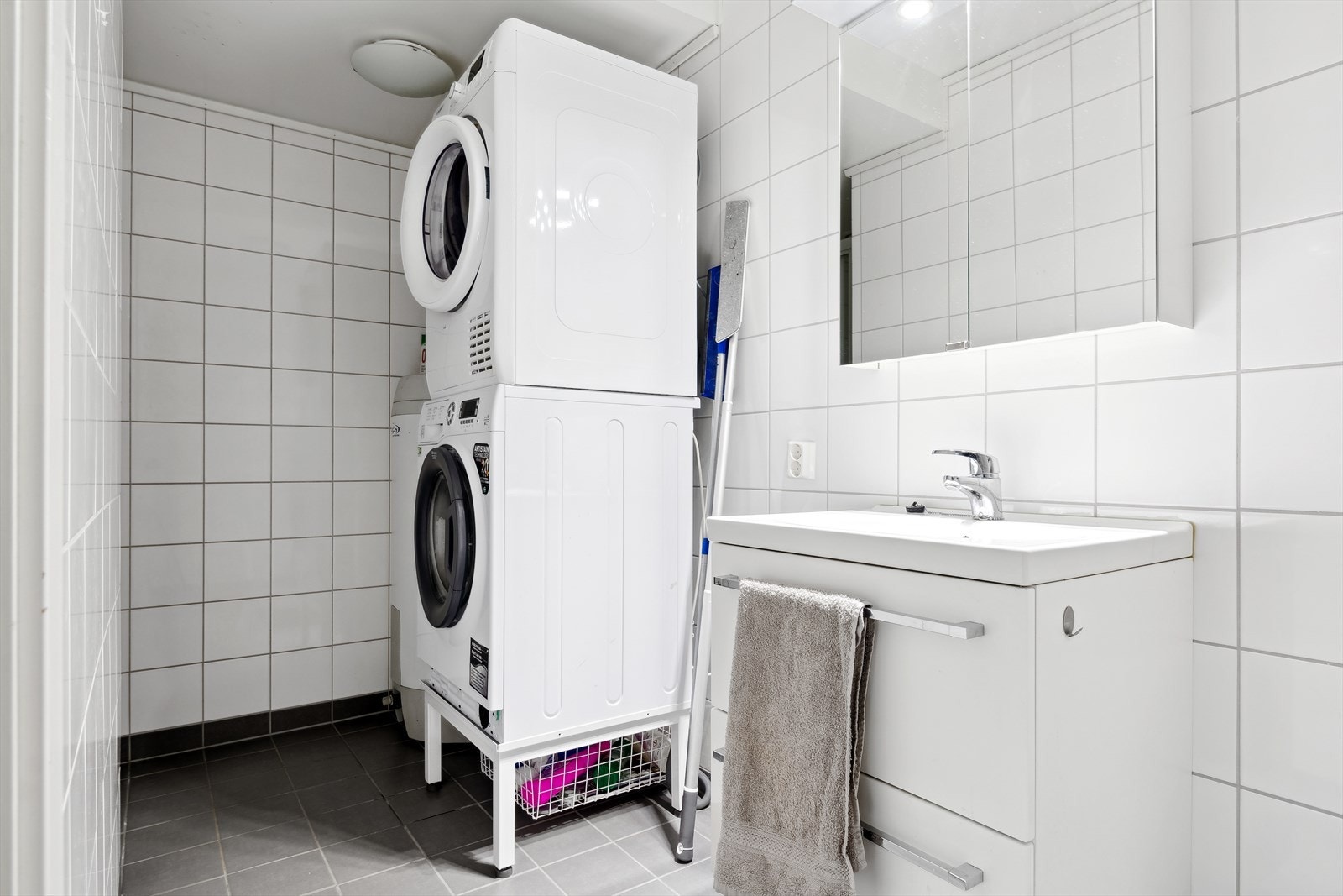 Bad fra 2014 med varme i gulv. Opplegg til vaskemaskin og tørketrommel. Galleribilde
