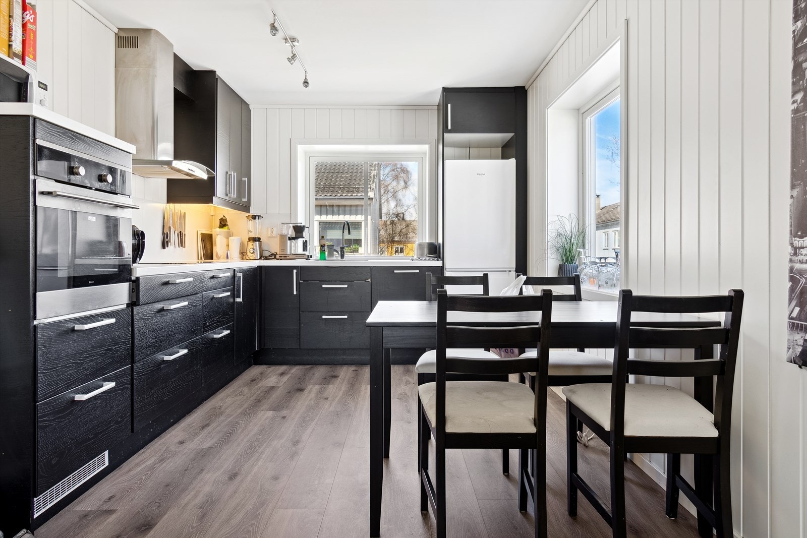 Kjøkken fra 2014 som har godt med skap- og benkeplass. Galleribilde