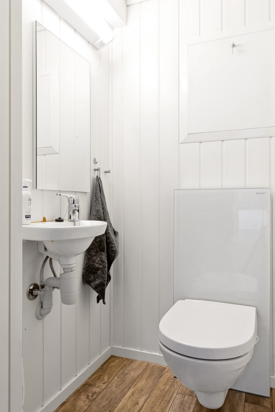 Eget toalettrom vegg i vegg med badet. Galleribilde