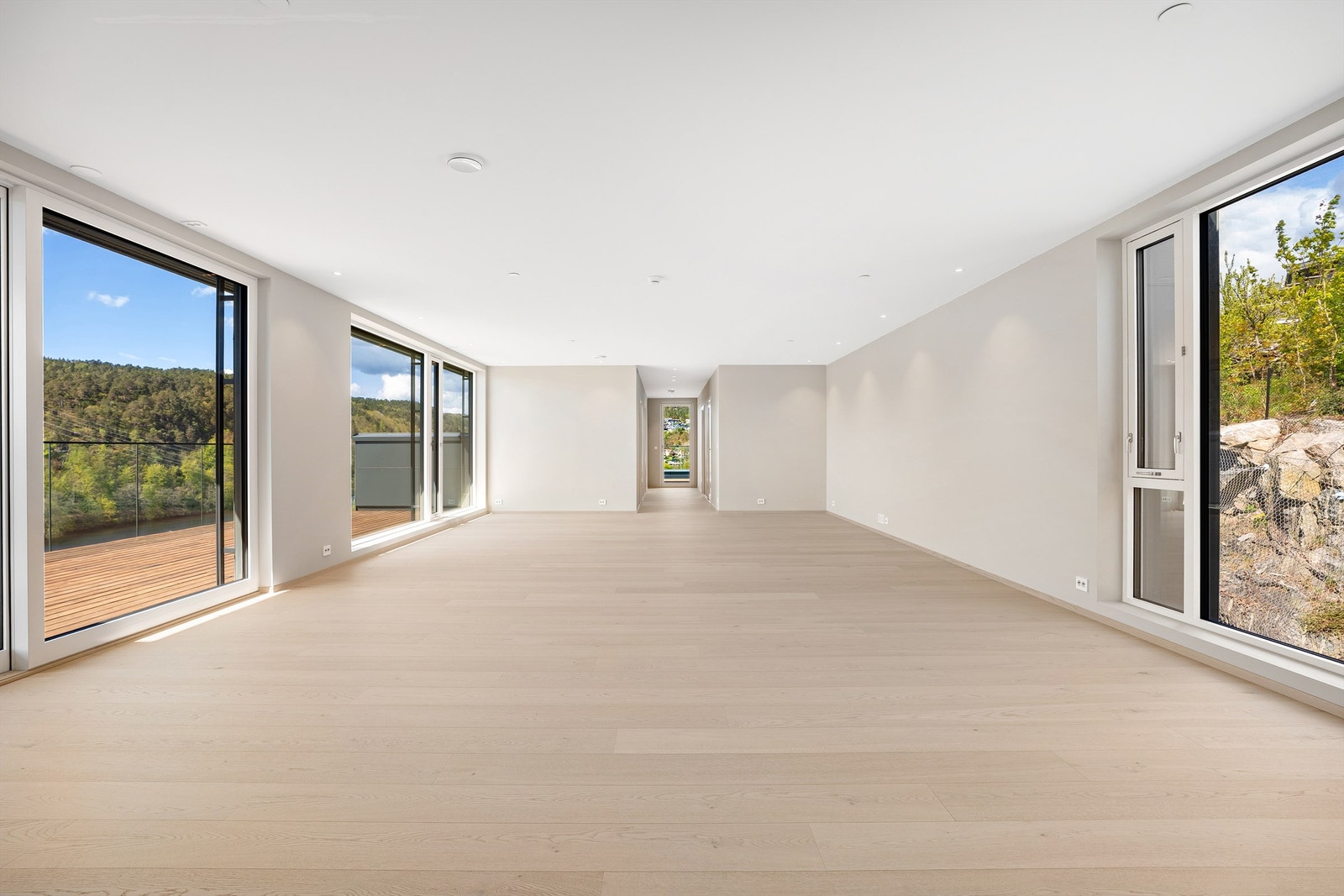 Videre er det gang som tar deg til boligens tre soverom samt bad. Galleribilde