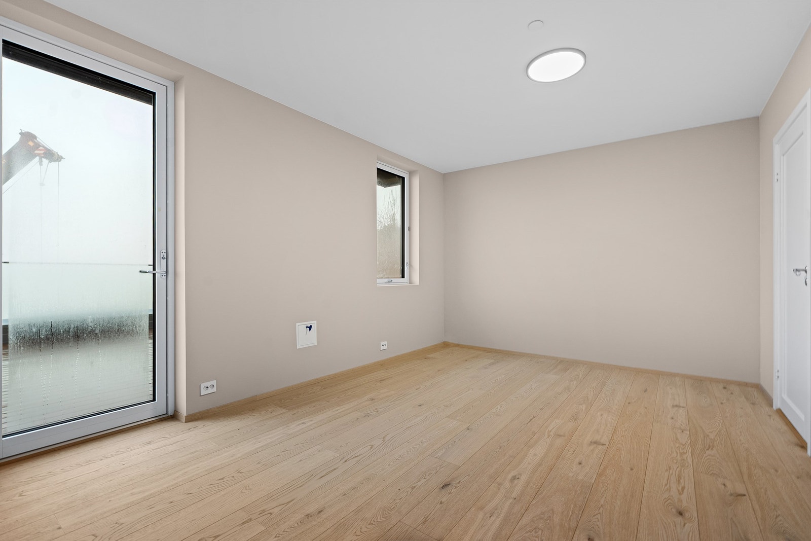 Hovedsoverom med plass til dobbeltseng og tilhørende møblement. Det er også inngang til eget bad. Galleribilde