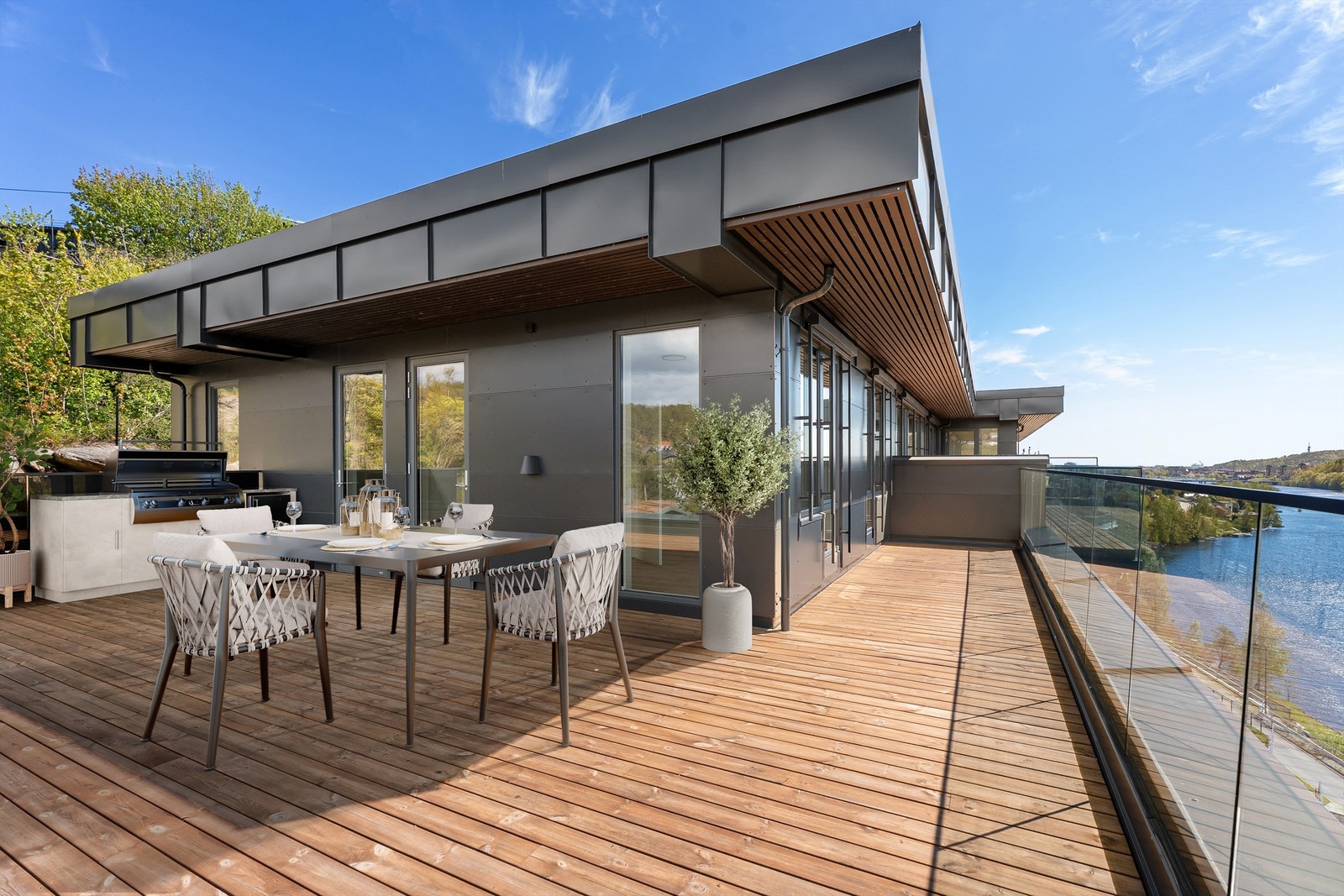 Videre finner du en hyggelig uteplass med egen inngang både fra gang samt hovedsoverom. Her er det plass til bl..a utekjøkken, grill, hagemøbler m.m. (Digital styling, avvik kan forekomme). Galleribilde