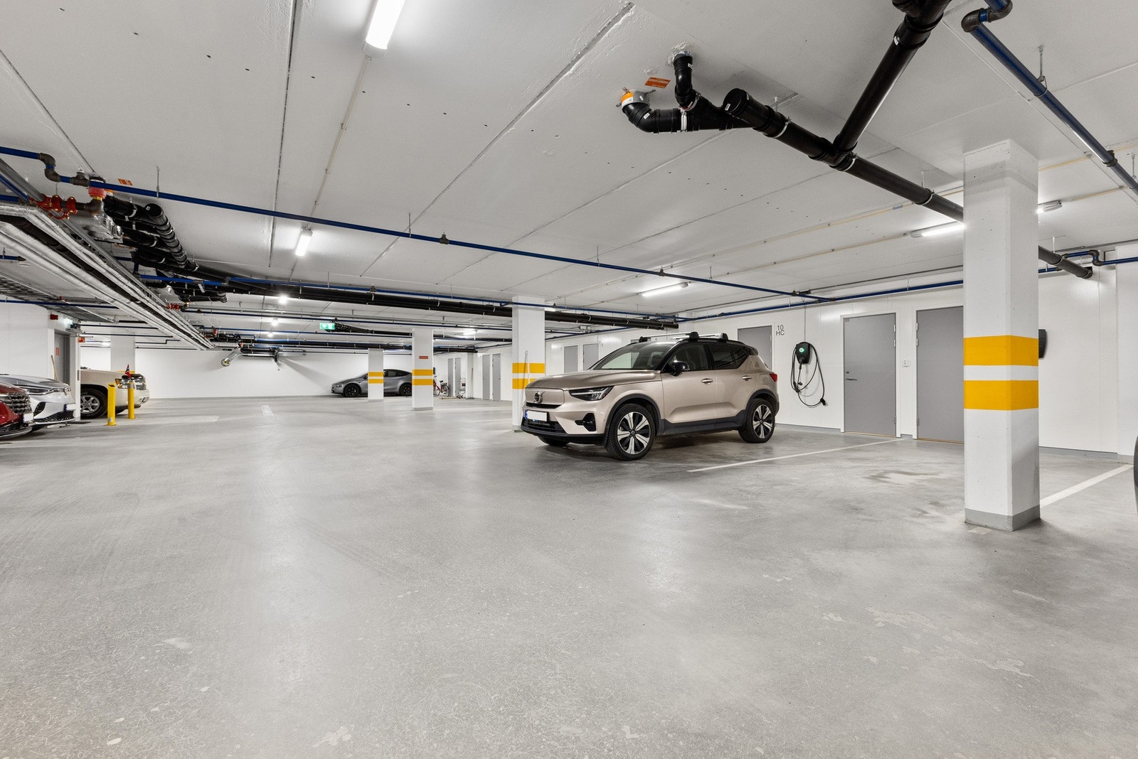 Parkeringskjeller med egen parkeringsplass og bod i bakkant. Lader til EL-bil Galleribilde