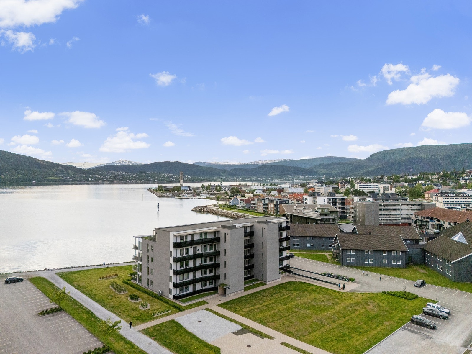 Her bor du med sjøen som nærmeste nabo, samtidig som sentrum med butikker, serveringssteder og servicetilbud ligger kun en kort spasertur unna Galleribilde