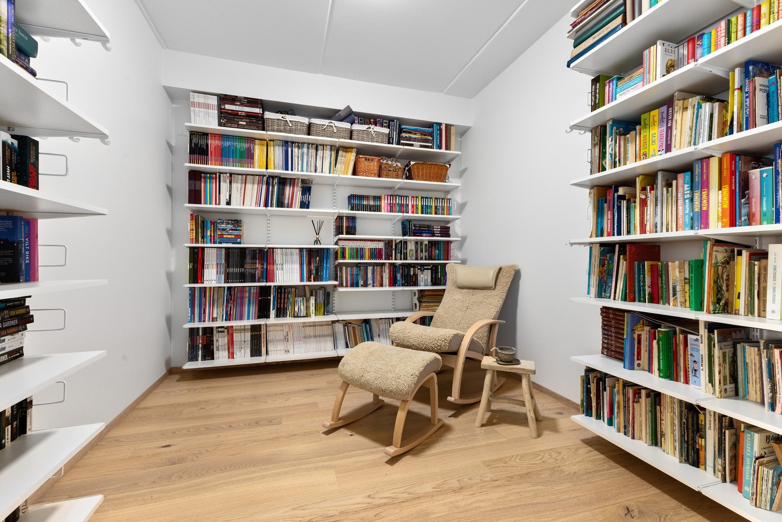 En rolig og tilbaketrukket sone. Dette rommet kan benyttes som bibliotek, mediarom, kontor eller eget hobbyrom Galleribilde