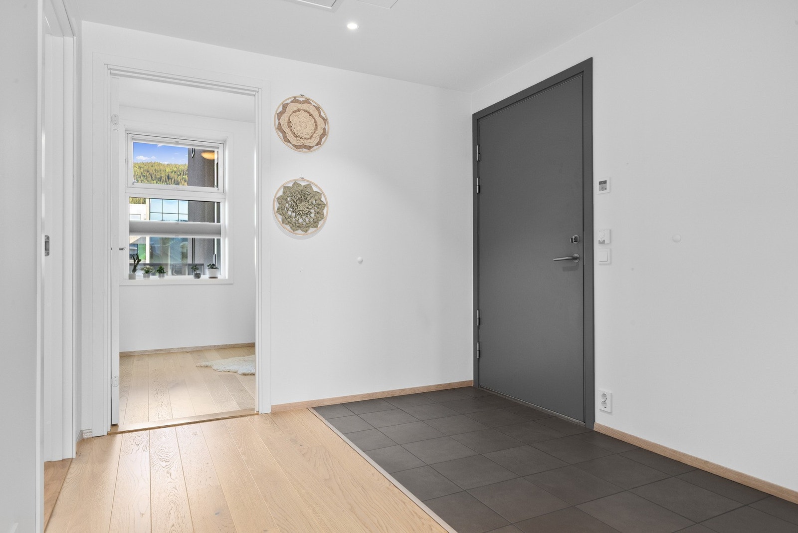Pen entré med integrert skyvedørsgarderobe og praktisk bod / walk-in for ekstra oppbevaring av klær og sko Galleribilde