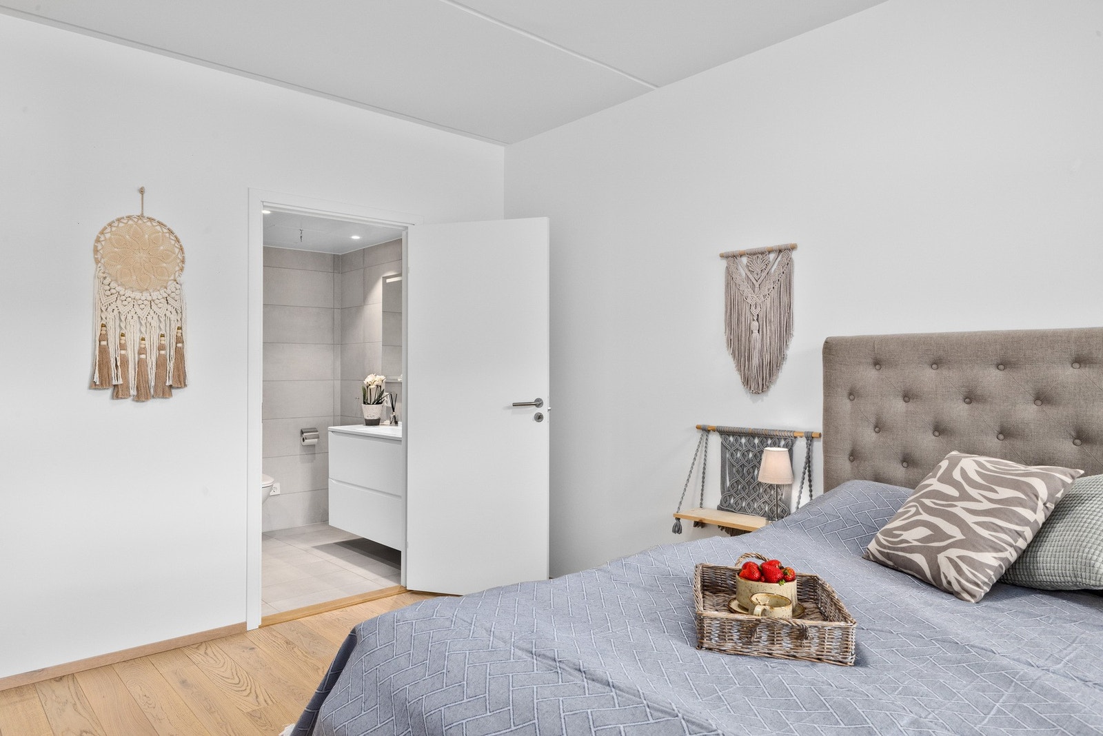 Hovedsoverom med hotellfølelse og privat baderomsløsning Galleribilde