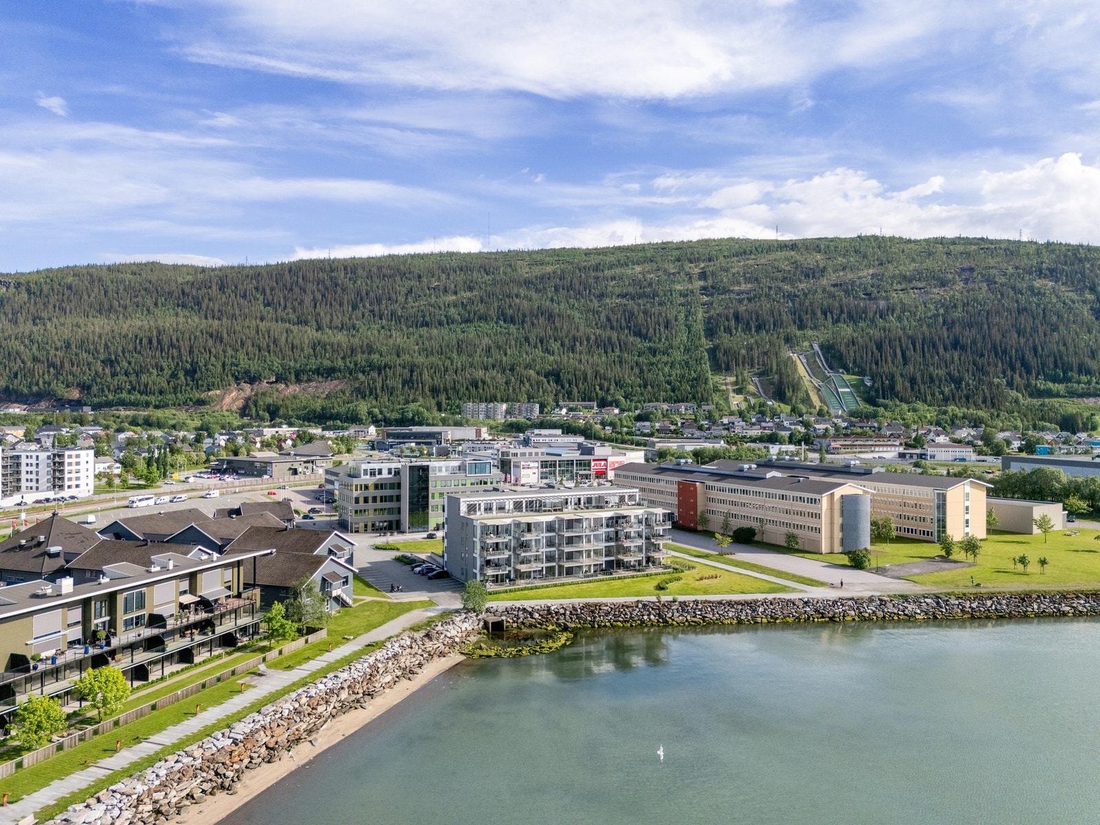 Med strandpromenaden, fjorden og byen utenfor døren kombineres det urbane og det naturnære på en unik måte Galleribilde