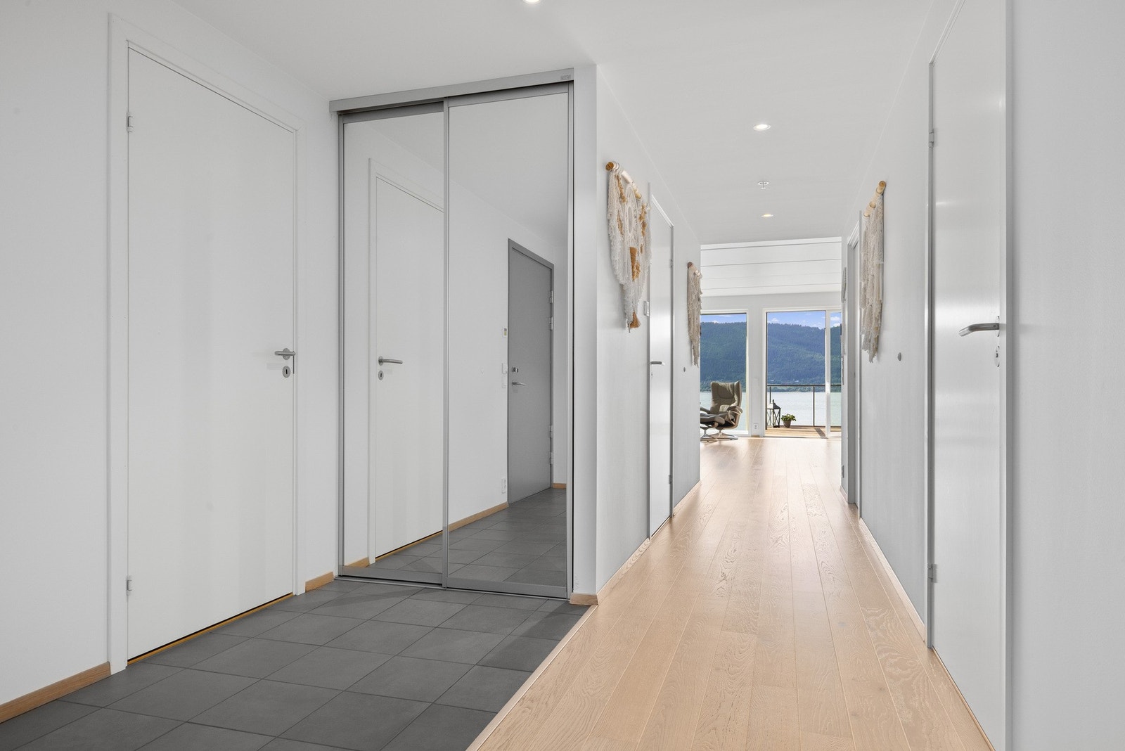 Allerede ved ankomst møtes du av boligens mest unike kvalitet - utsikten mot fjorden. Entré har skyvedørsgarderobe og bod/walk-in garderobe Galleribilde