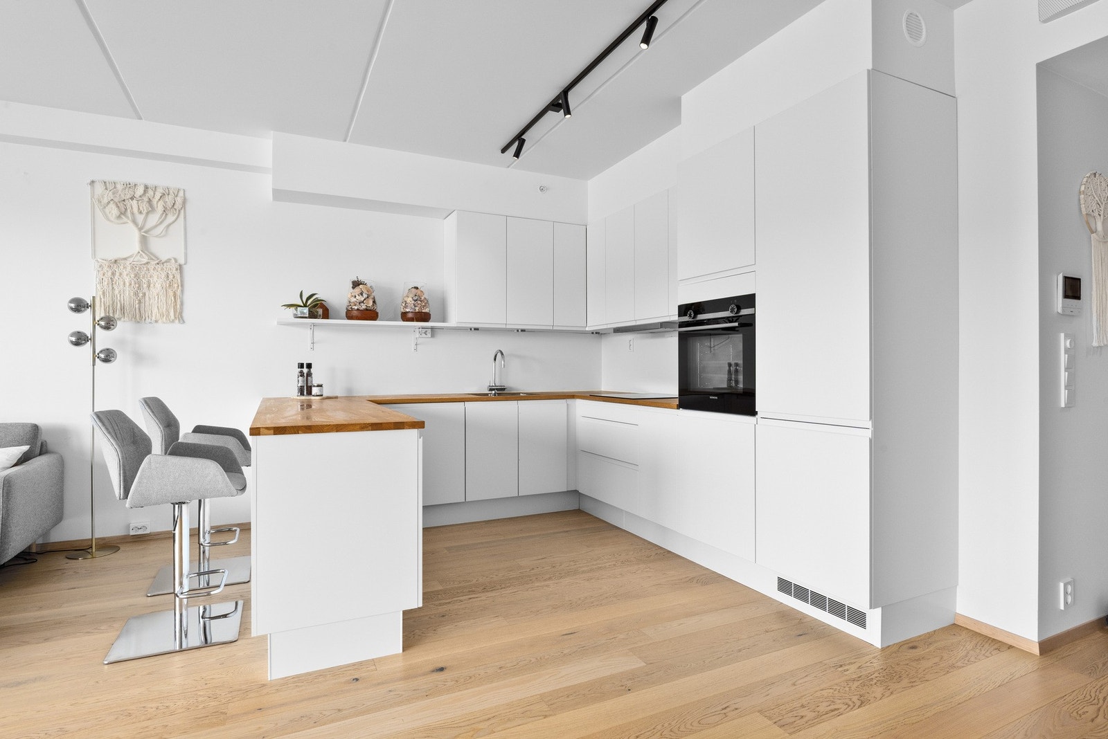 Et tidløst kjøkkenuttrykk hvor funksjonalitet, design og materialvalg danner en elegant helhet Galleribilde