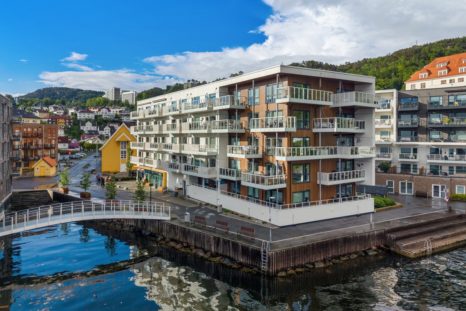 - Drømmer du om å bo nær sjøen? Denne leiligheten er perfekt for deg som vil ha en moderne bolig i et levende nabolag - Galleribilde