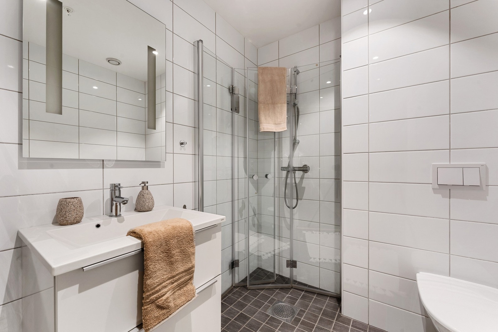 - Badet ligger praktisk plassert ved det andre soverommet og entréen - Galleribilde