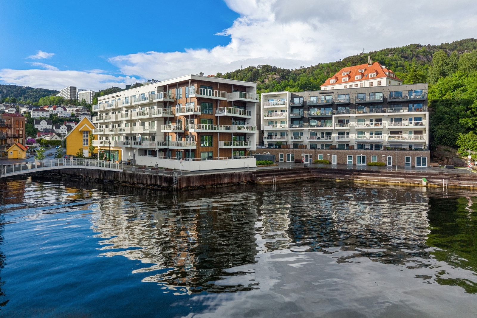- Bygget ligger helt i sjøkanten med en nydelig sørvestvendt balkong - Galleribilde