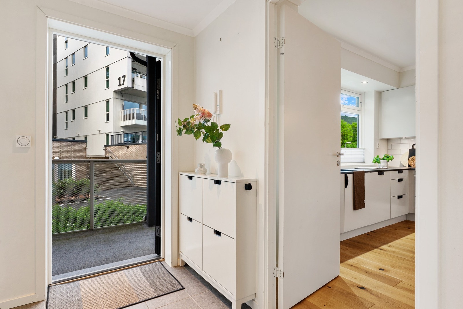 - Velkommen inn i en lys og innbydende entré med oppbevaring - Galleribilde