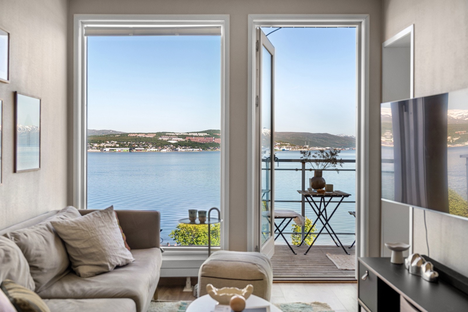 Leiligheten har en fantastisk utsikt vendt mot havet, og de store vindusflatene genererer mye lys.