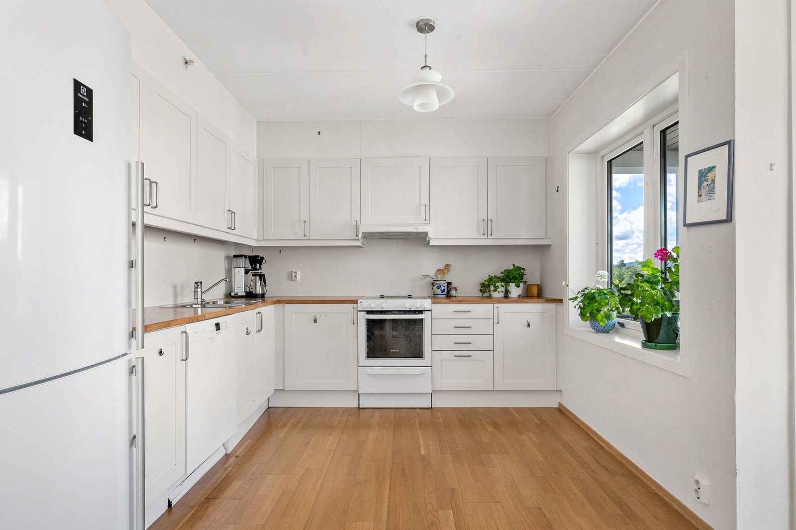 Kjøkkenet har innredning fra byggeår, profilerte fronter og laminert benkeplate. Kjøkkenet er utstyrt med kjøkkenvask med armatur, ventilator i overskap og god benkeskapsbelysning. Galleribilde
