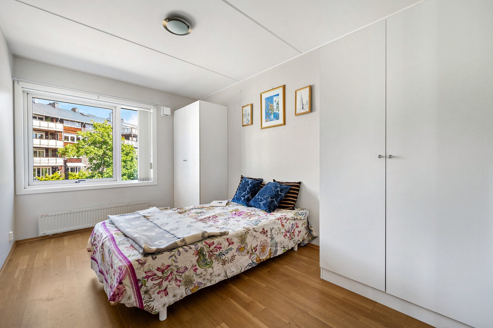 Flott hovedsoverom med store vinduer og god plass. Galleribilde
