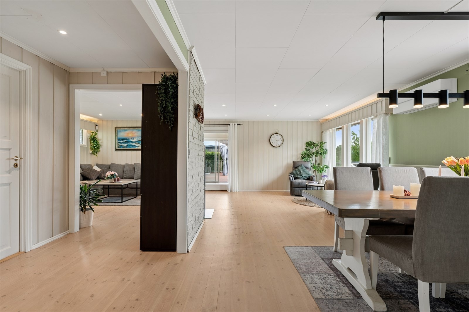 Stuen er romslig og møbleringsvennlig Galleribilde