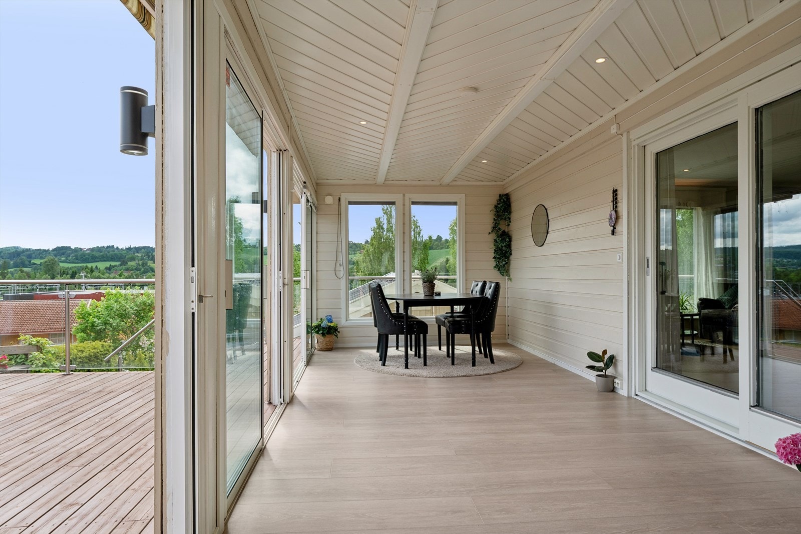Fra stuen har du direkte adkomst til hagestue for så videre ut på terrasse og grøntareal. Galleribilde