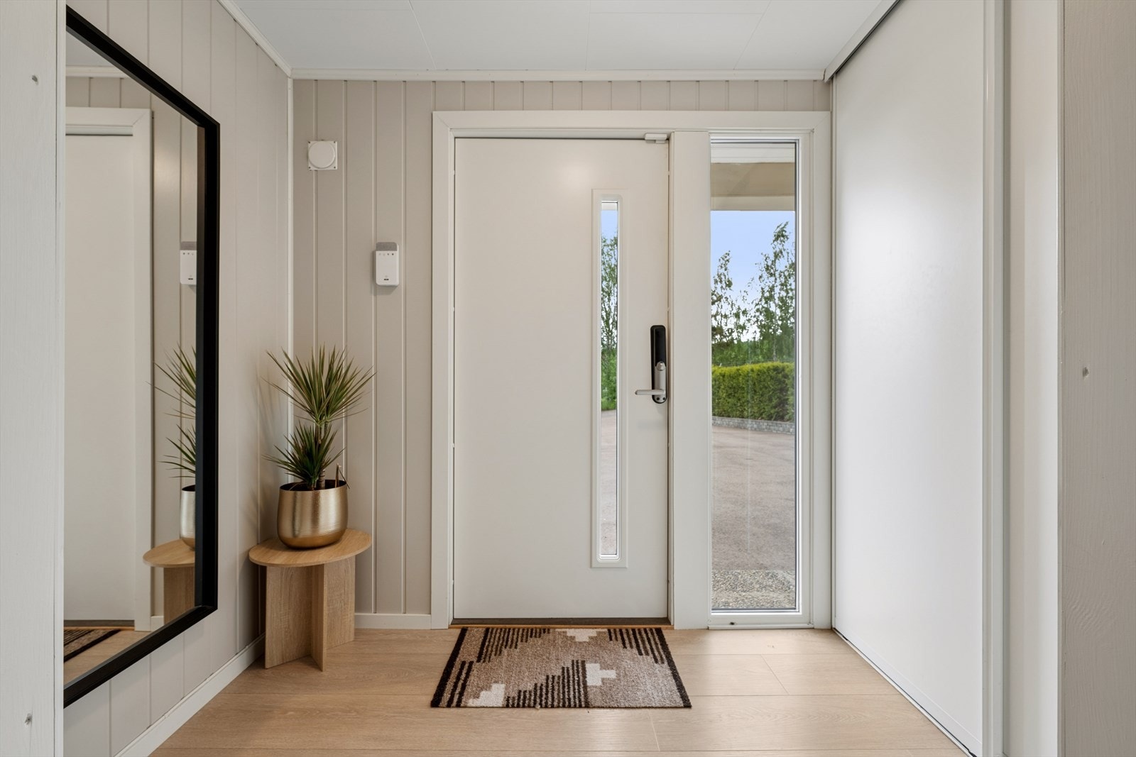 Innbydende inngangsparti med romslig skyvedørsgarderobe. Galleribilde