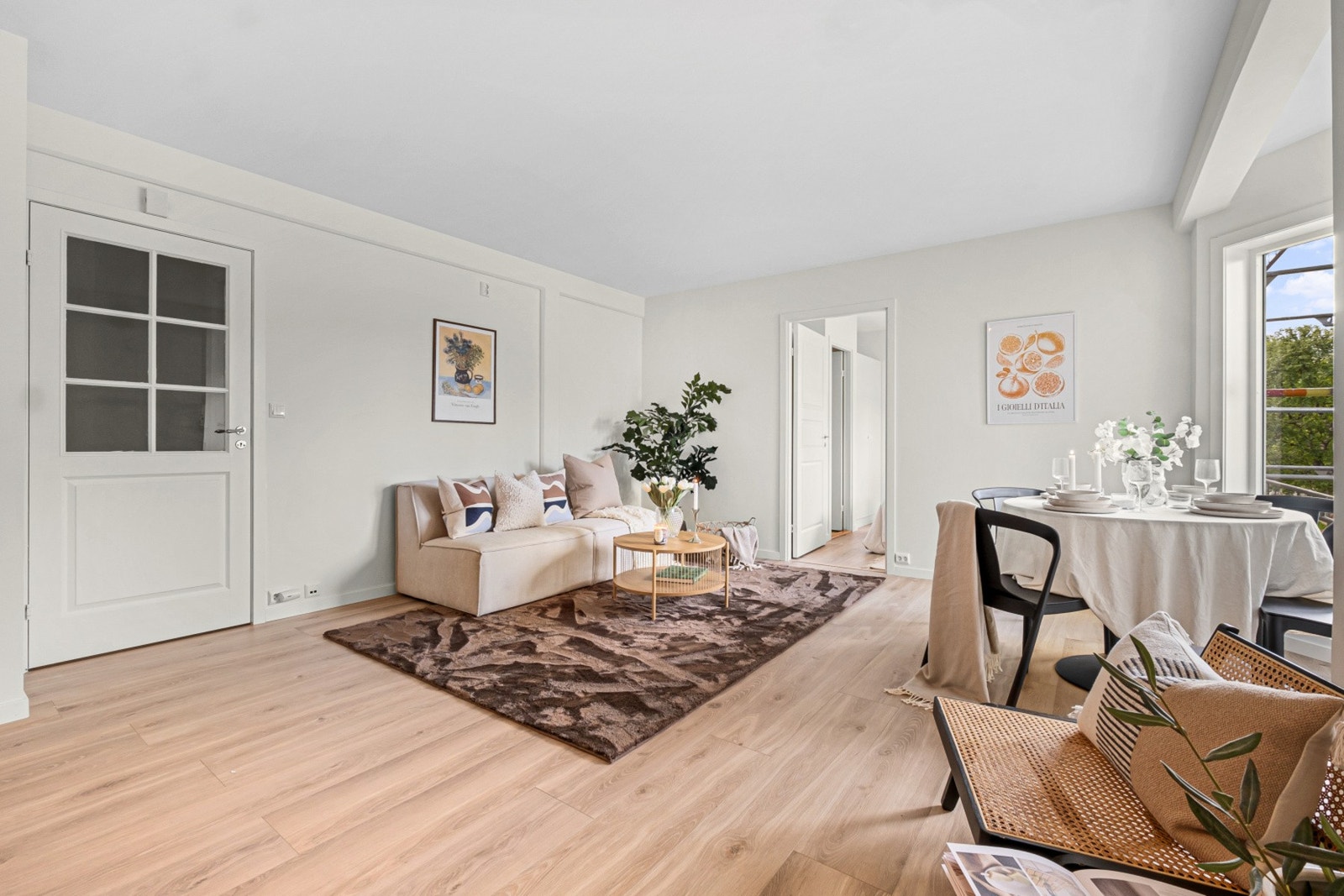Stuen har plass til både sofagruppe og spisebord. Galleribilde