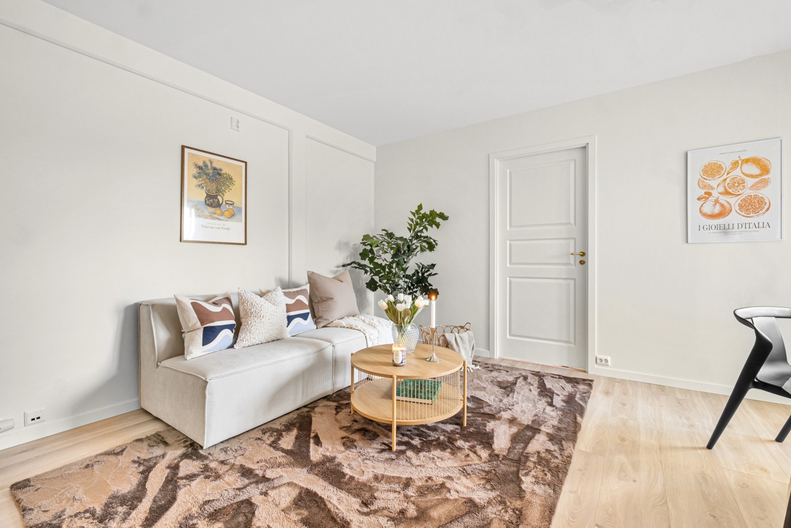 De innvendige dørene er malte fyllingsdører. Galleribilde