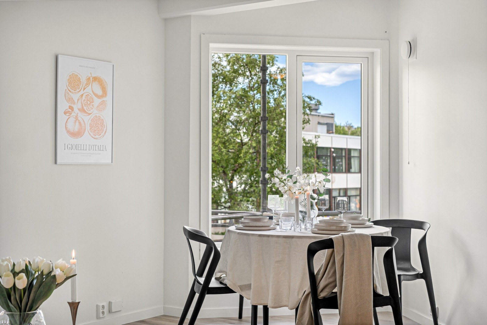 Spiseplassen er praktisk plassert ved vinduet. Galleribilde