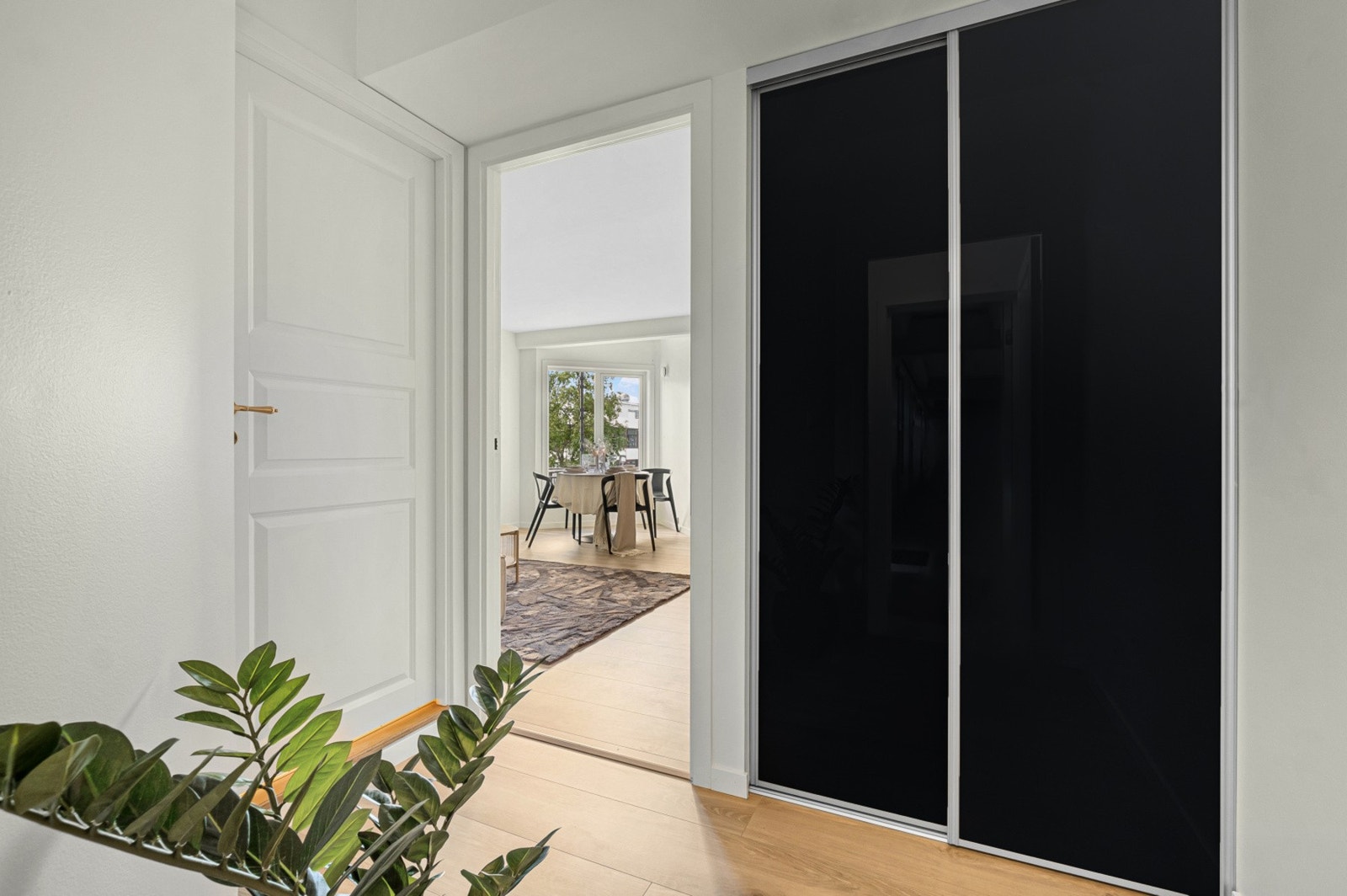Entré med ny parkett og en romslig skyvedørsgarderobe for effektiv oppbevaring. Galleribilde