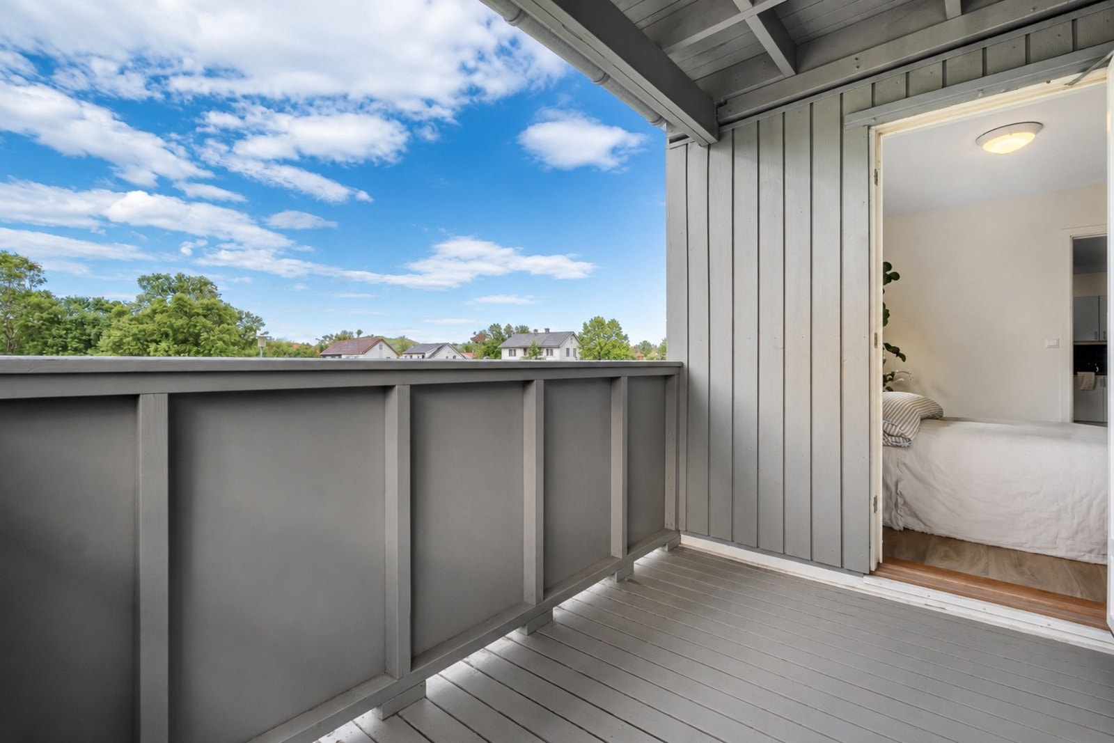 Fra soverommet er det utgang til en overbygget, sørvestvendt veranda. Galleribilde