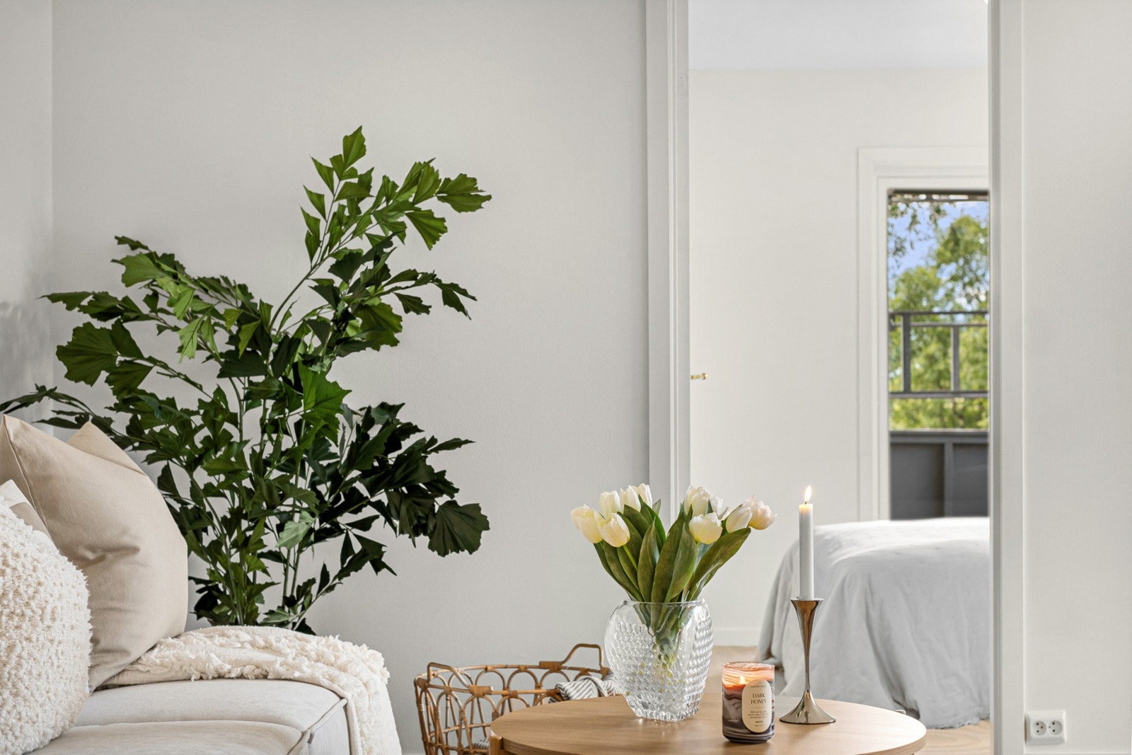 Fra stuen er det inngang til soverommet. Galleribilde