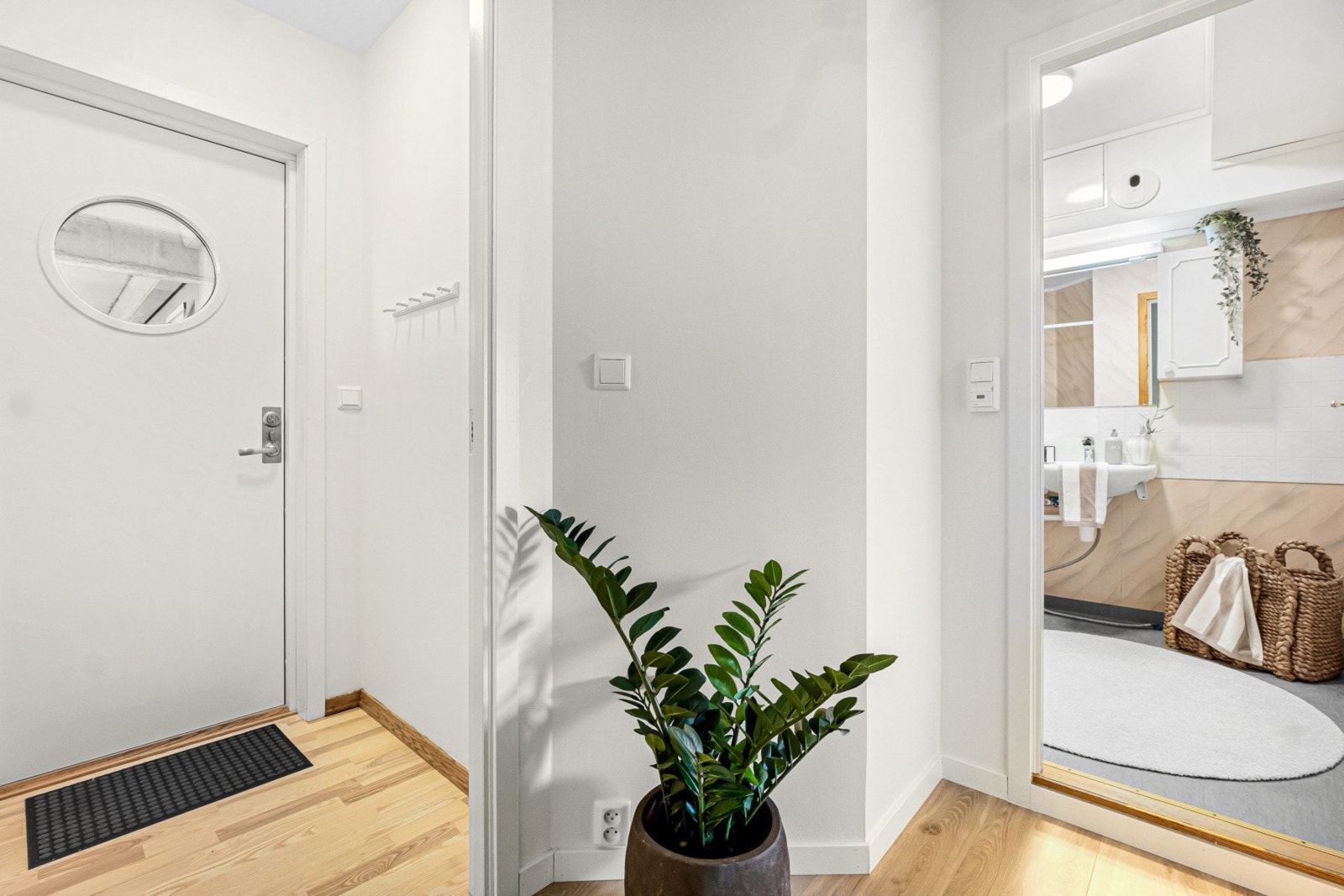 Fra hallen er det adkomst til badet og videre inn til stuen. Galleribilde