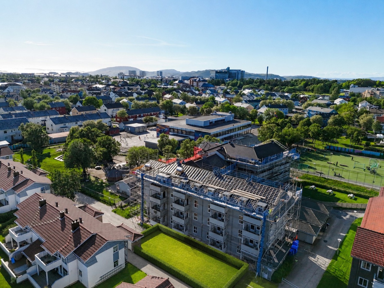 Leiligheten ligger i et område med kort vei til skoler og barnehager. Østbyen skole ligger kun tre minutters gange unna. Galleribilde