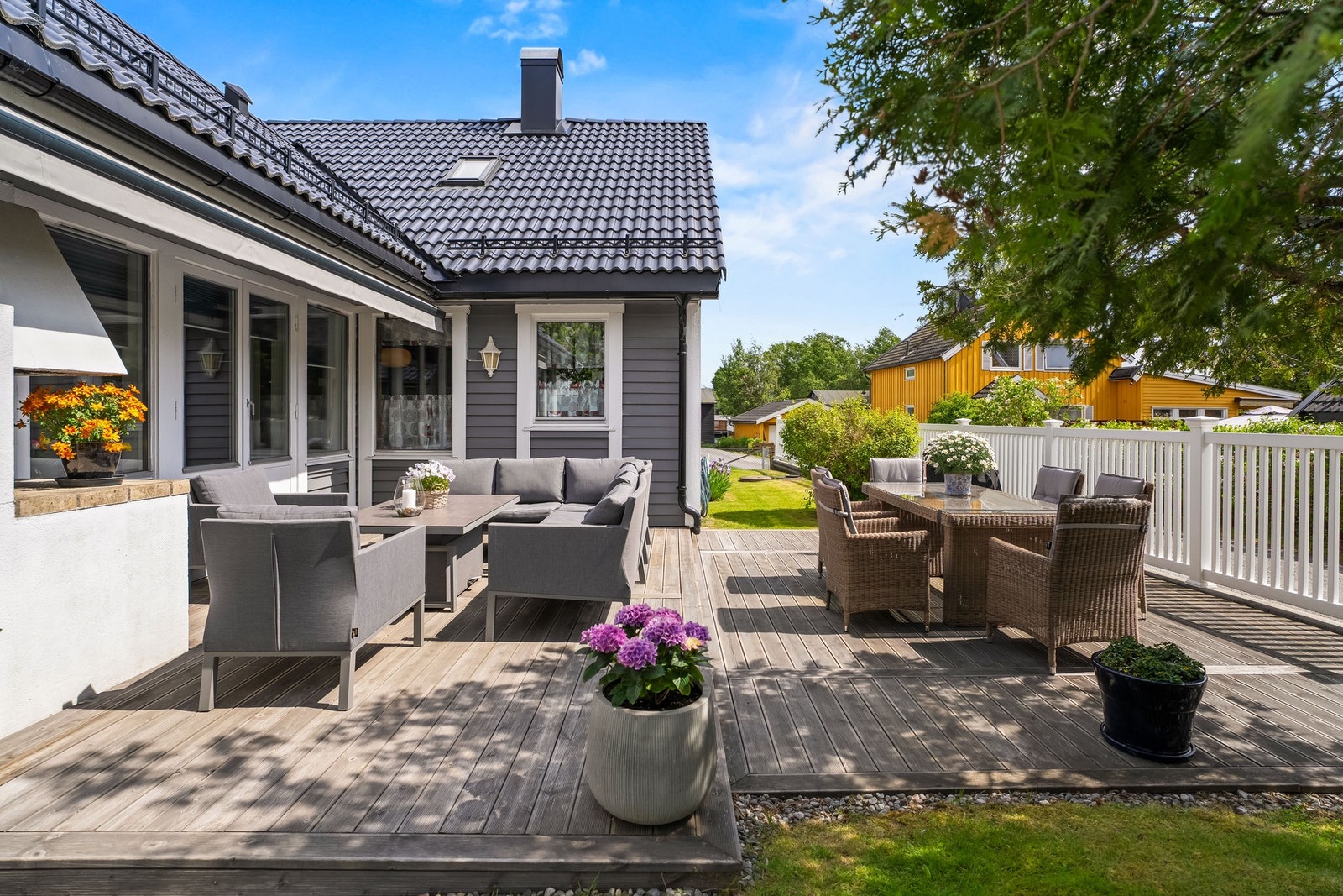 Solrik terrasse med utgang fra stue Galleribilde