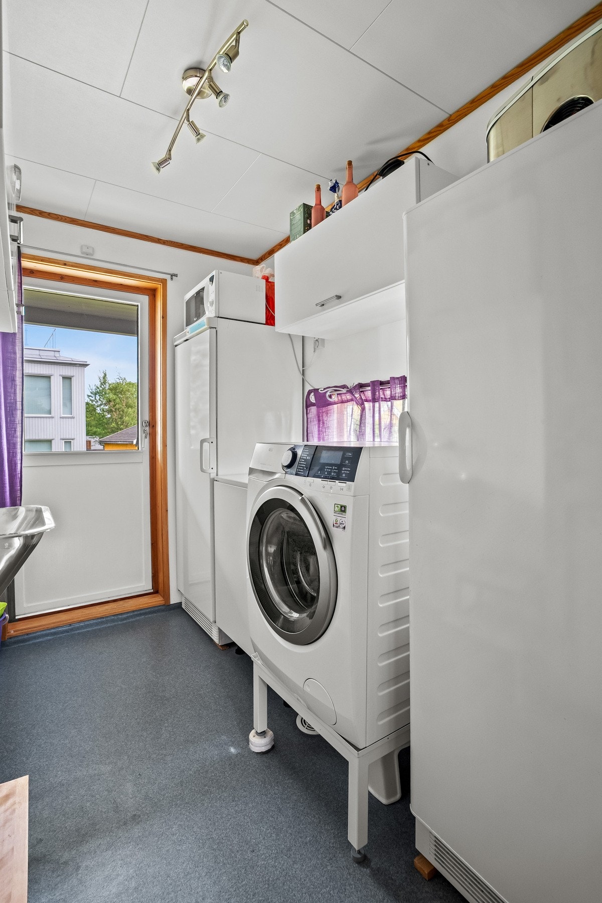Praktisk vaskerom med egen inngang fra baksiden av huset Galleribilde