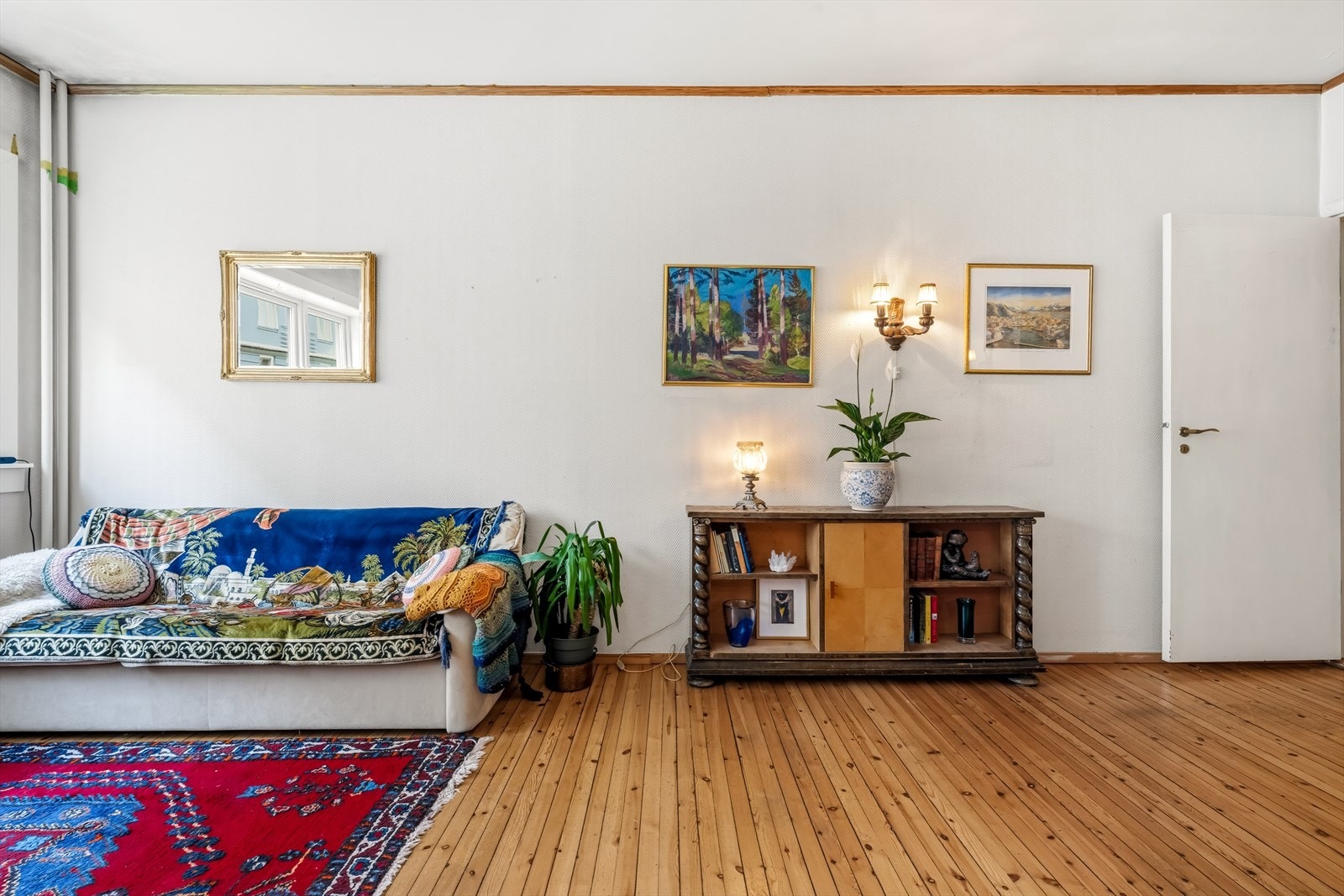 I stuen er det originale tregulv, dog trenger overflatene litt kjærlighet. Galleribilde