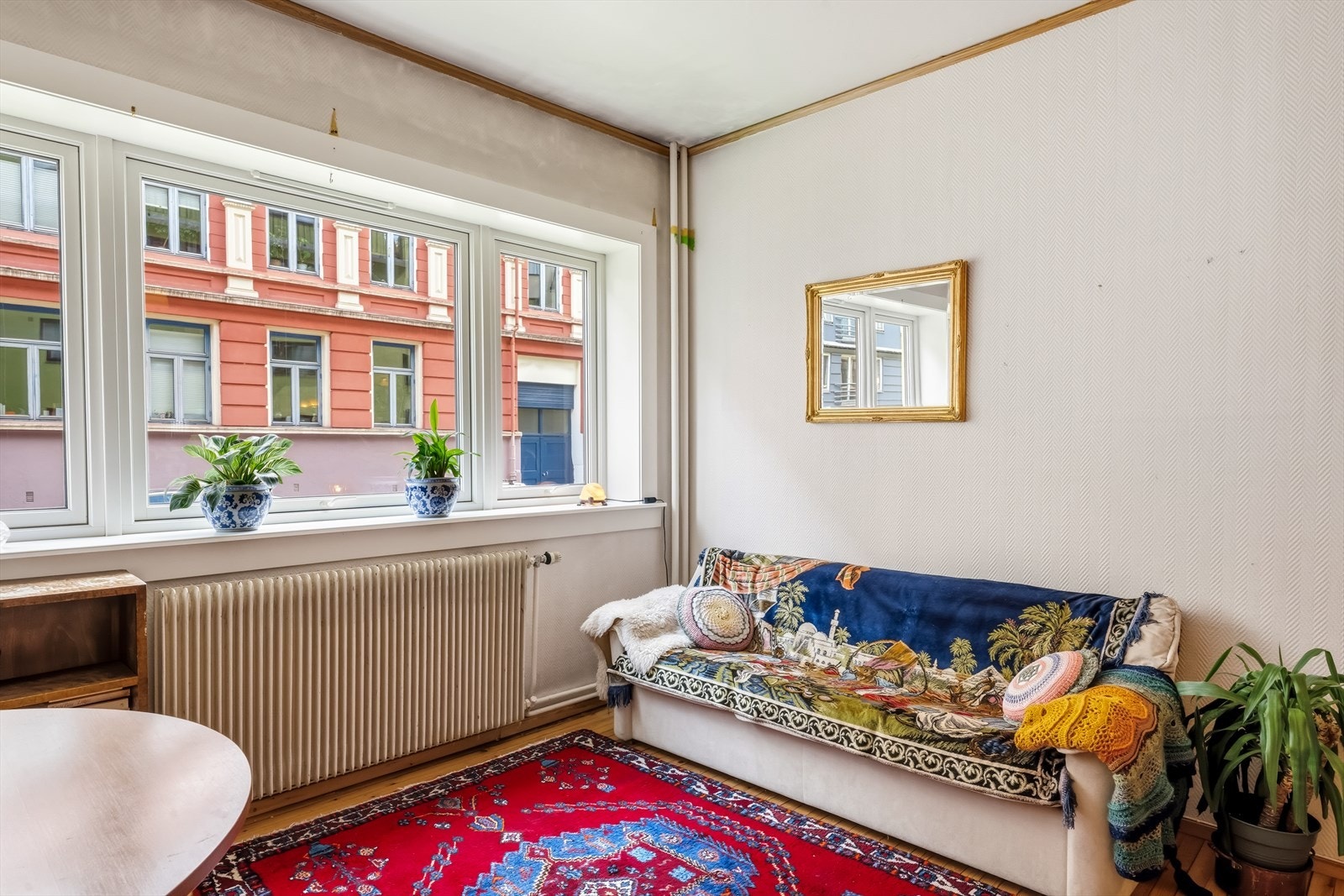 Dette er en gjennomgående 2-roms aksjeleilighet med renoveringsbehov - Supersentral og skjermet beliggenhet er med på kjøpet! Galleribilde