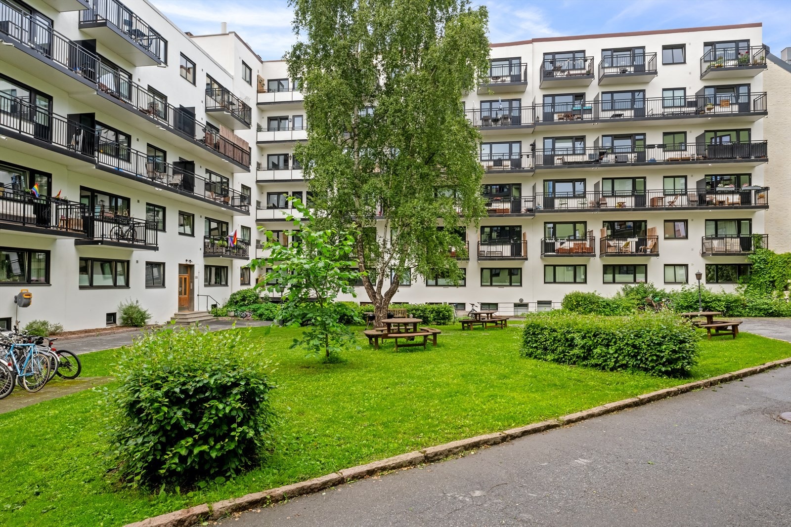 Som anvist på bildet er etasjene høyt over bakkeplan både hos oss og hos naboene. Galleribilde