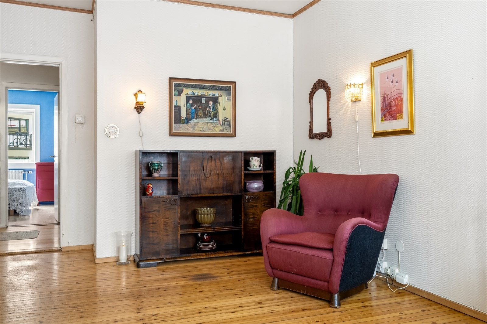 Fra stuen har du videre adkomst til entréen som videre fører til øvrige rom. Galleribilde