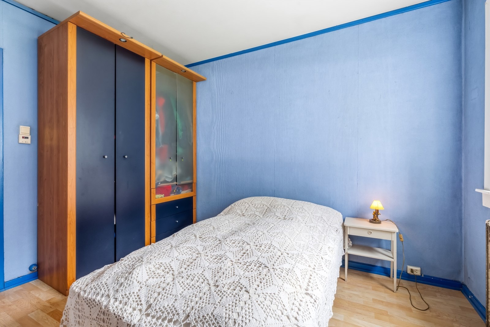 Soverommet er også av god størrelse. Her har man god plass til oppbevaringsløsninger i tillegg til en stor og god seng samt tilhørende møblement. Galleribilde