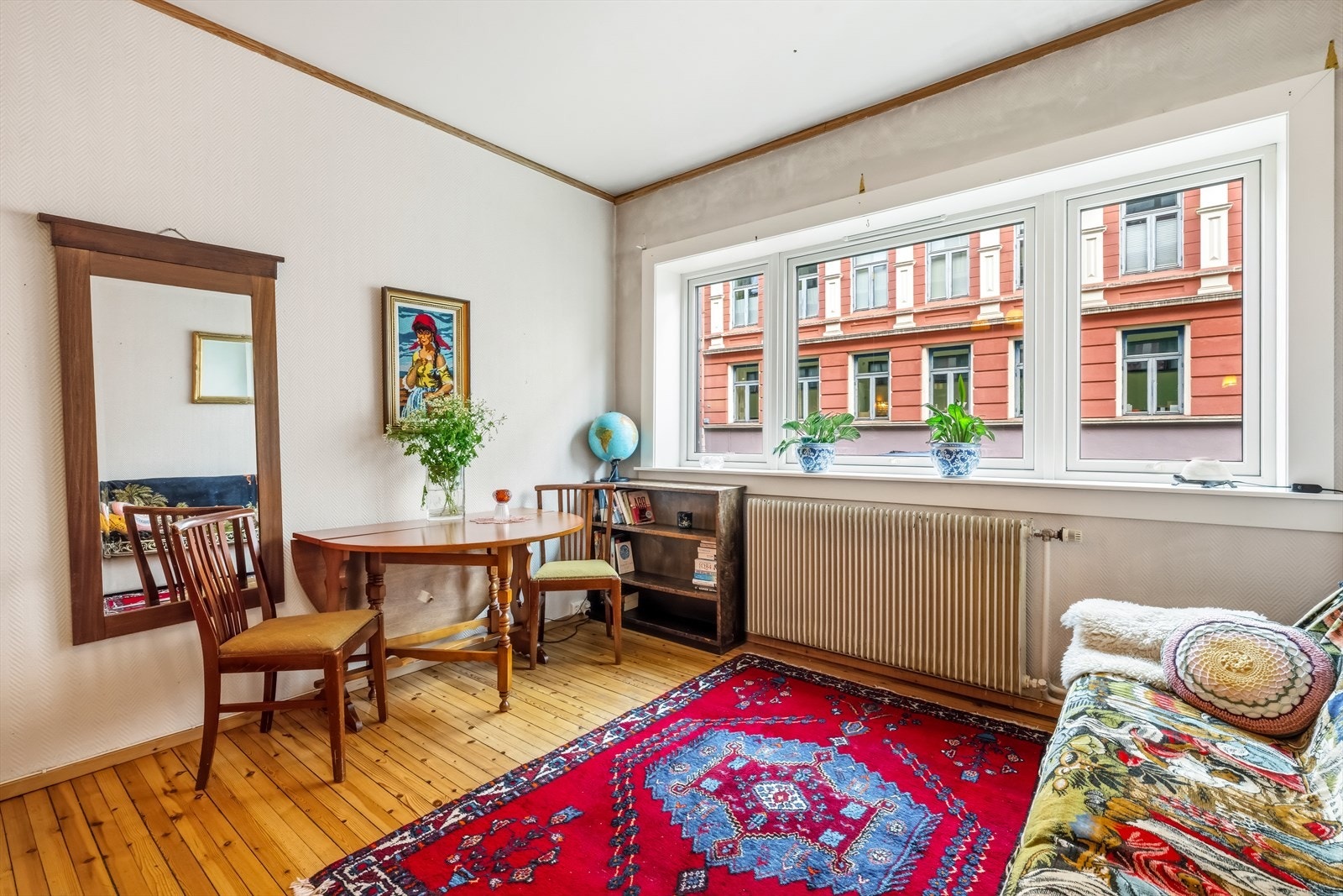 Stuen er romslig og har mulighet for flere møbleringsløsninger, her med plass til spisebord for venner og bekjente... Galleribilde