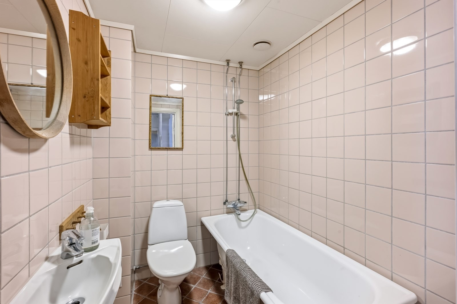 Badet ble totalrenovert i regi av aksjeselakspet i 2004. For å se potensiale så slenger vi på en digital oppussing av dette rommet også - Se neste bilde. Galleribilde