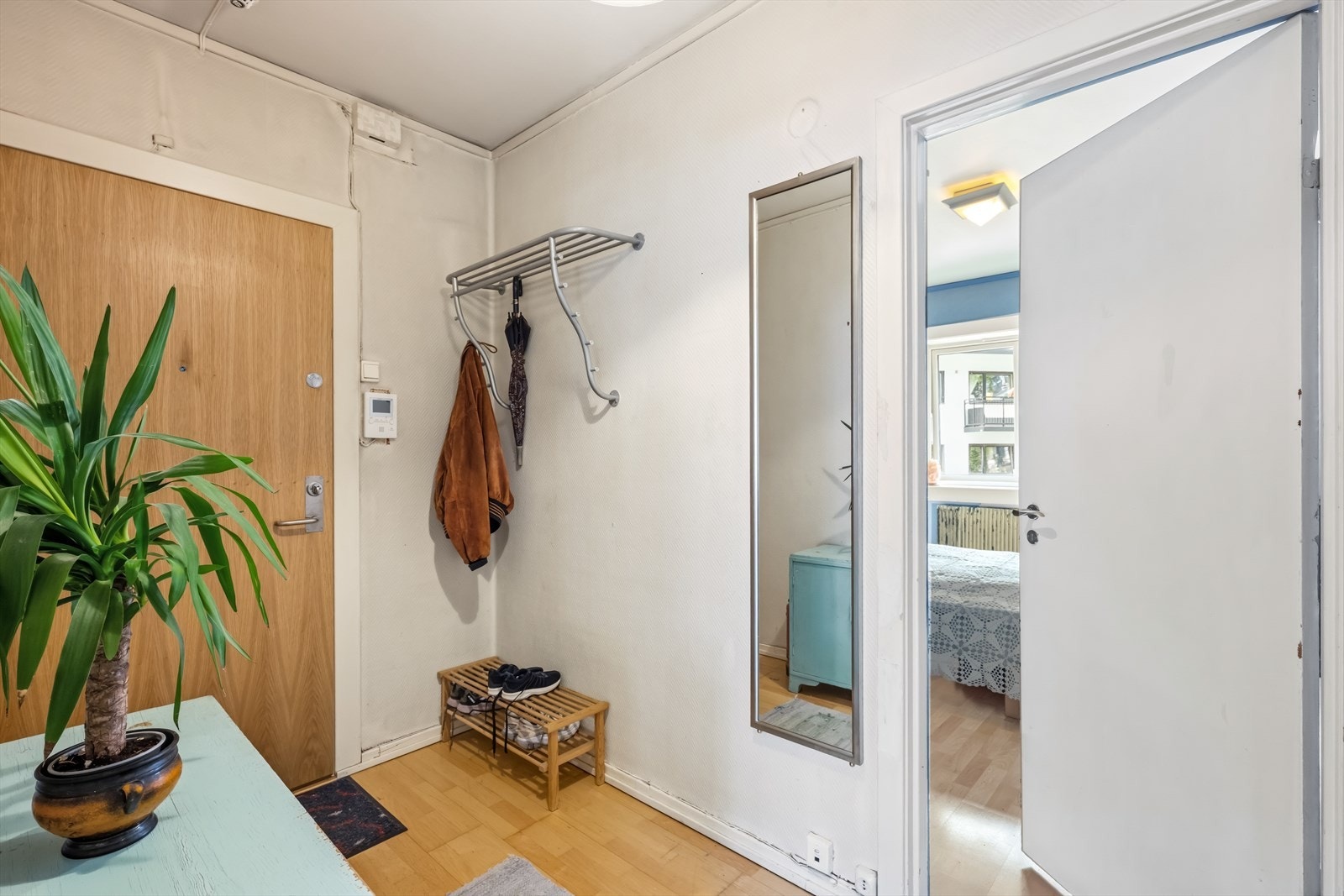 Vi beveger oss videre ut i entréen for å gå videre inn på soverommet. Galleribilde