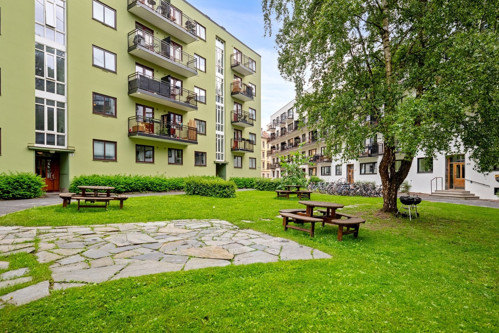 Bakgården er pent opparbeidet med plenarealer, buskebeplantning samt bjørketrær. Galleribilde