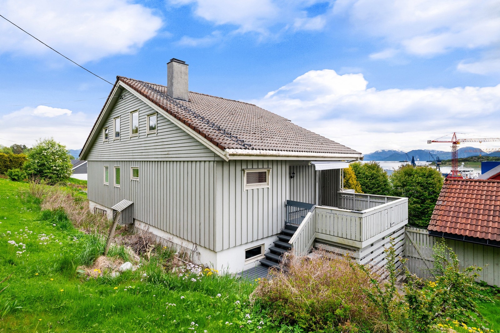 Det er trapp ned fra verandaen til terrenget Galleribilde