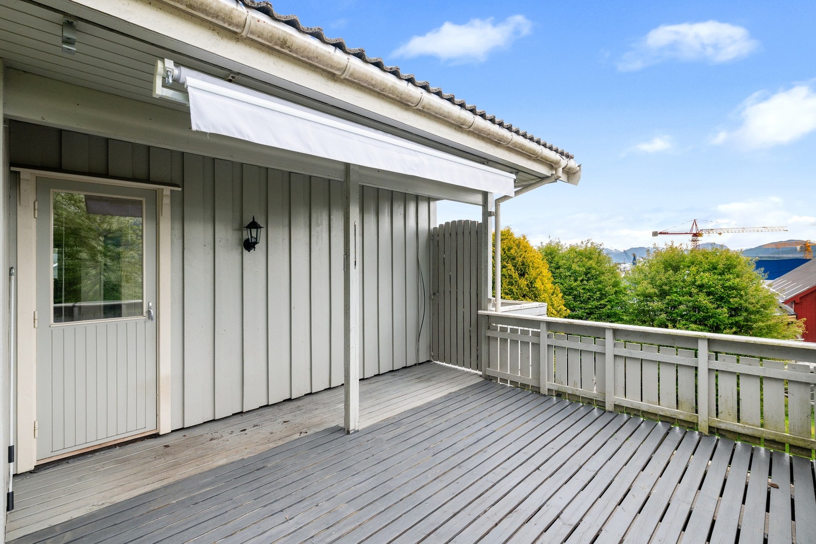 Veranda langs sørsiden av boligen. Utgang fra stua. Galleribilde