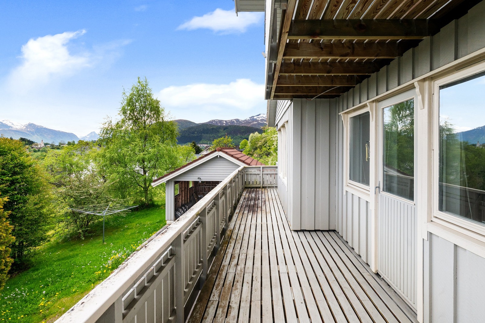 Verandaen strekker seg videre til sørsiden av boligen hvor man har en veranda med gode solforhold. Galleribilde