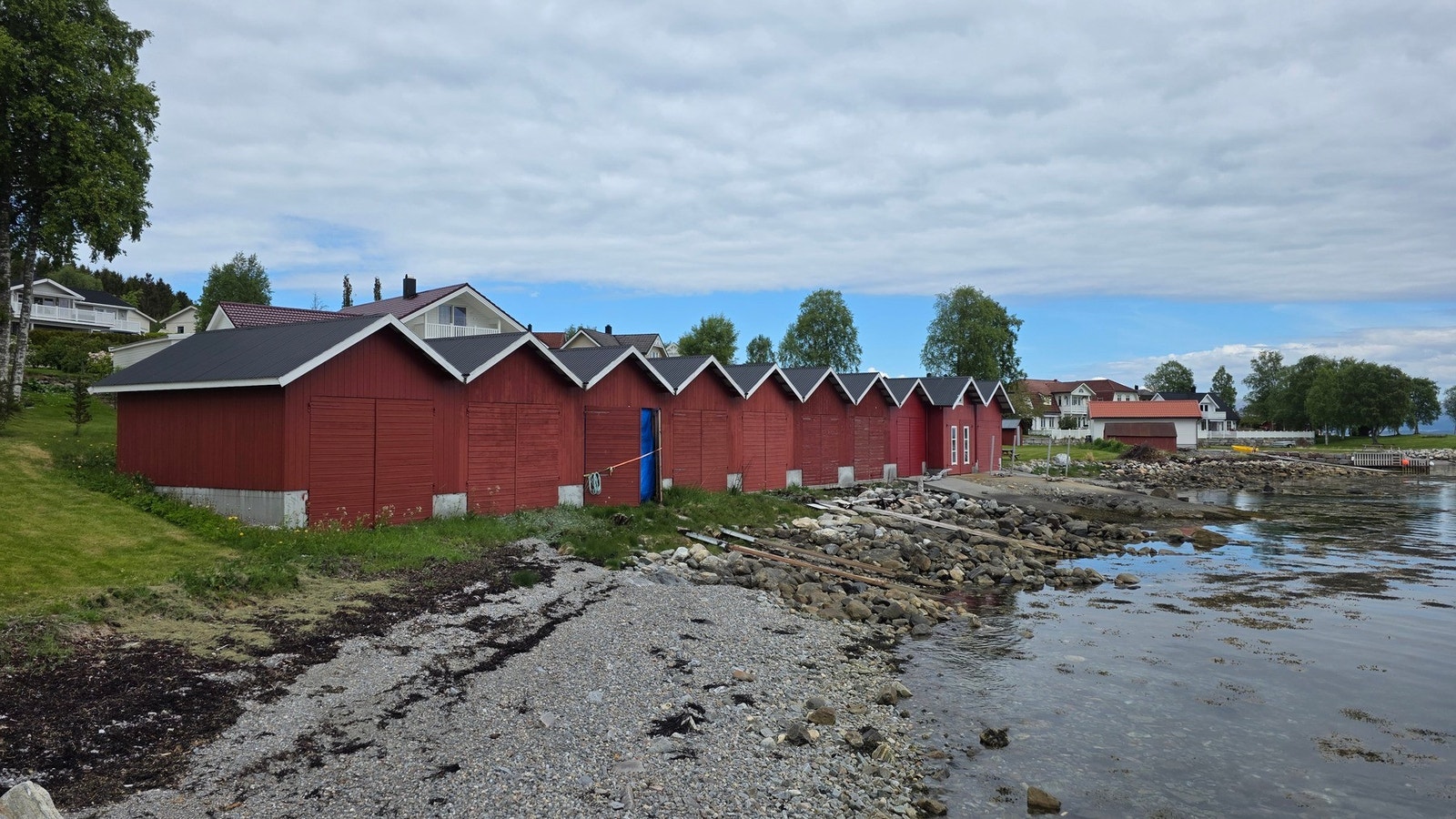 Det medfølger naust på egen tomt, lenger inn i Vestnesbukta. Nummer fem fra venstre. Naustet ble oppført cirka 1997. Galleribilde