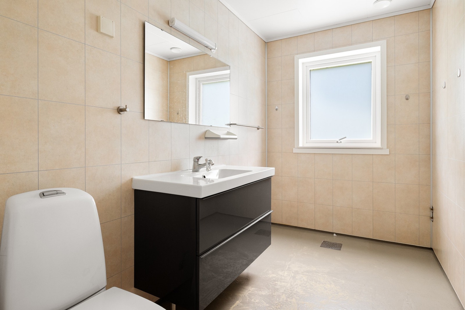 Badet i hovedetasjen er oppgradert i 2015. Nye baderomsplater lagt på eksisterende plater fra byggeåret og malt gulv i betong fra byggeåret, samt ny innredning og WC. Galleribilde